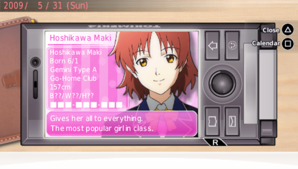 Hoshikawa Maki's profile card on the phone, listing her birthday, blood type, club and height, with the line "Gives her all to everything. The most popular girl in class."